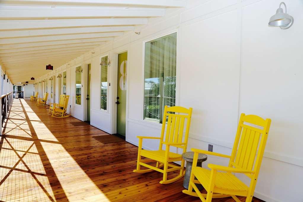 Hotel Cavalry Court, By Valencia Collection College Station